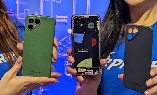 Fairphone 4 提供电池、相机等九大零件模组，让用户可自行更换维修。图右带有斑点的绿色特别版背盖，日后可于官网选购。