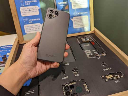 Fairphone 4机背搭载双镜头主相机，部援光学防手震；并具备一颗用于动态追焦的TOF雷射对焦感应器。机身提供太空灰与绿色两种颜色选择。