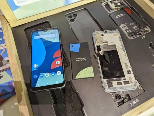 Fairphone 4 採用6.3吋的水滴刘海全屏幕，覆盖康宁第五代大猩猩玻璃。