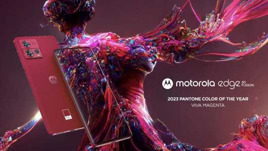 Pantone 2023年度色超美！Motorola推「万岁洋红」联名手机