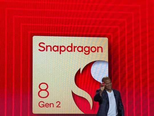 高通发表新一代Snapdragon 8 Gen 2 旗舰处理器，大秀自家AI黑科技，部援光线追蹤技术，强化拍照与游戏等影音技术。图为高通资深副总裁暨行动终端装置事业部门总经理 Chris Patrick。