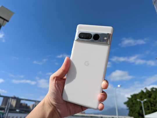 Google 三镜头新旗舰 Pixel 7 Pro，首次加入近拍与30倍高解析变焦的相机拍摄功能。