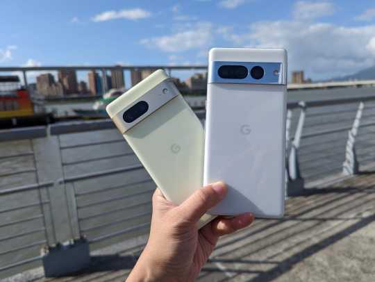 图左为6.3吋双镜头Pixel 7，相机外框採用雾面处理的铝合金；图右为6.7吋三镜头Pixel 7 Pro，相机外框採用亮面铝合金。