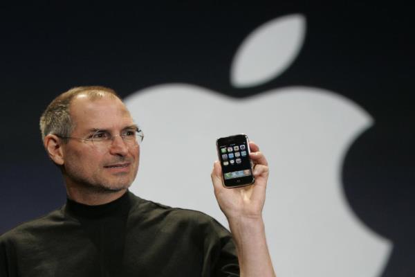 苹果在2007年推出初代iPhone。