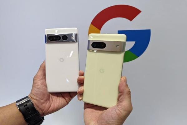 Google2022年度新旗舰Pixel7双机齐发。图左为三镜头的高阶旗舰Pixel7Pro，售价26,990元起；图右为双镜头的Pixel7，售价18,990元。