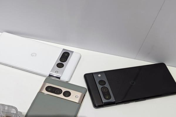 6.7吋Pixel7Pro，有黑、白与雾灰三色。相机外框为亮面铝合金材质。