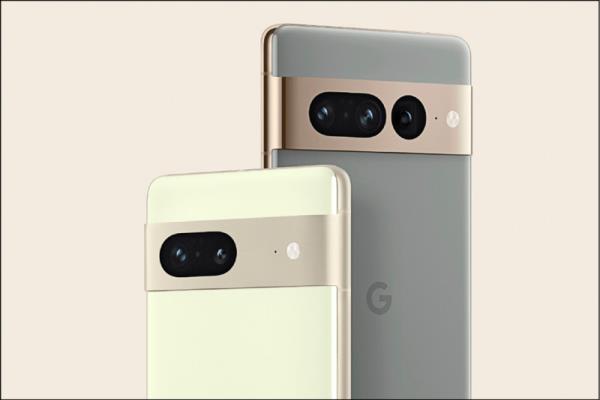 Pixel7旗舰双机均运行安卓13系统。Pixel7（左）有曜石黑、雪花白与香茅三色；Pixel7Pro则有曜石黑、雪花白、雾灰色三色。