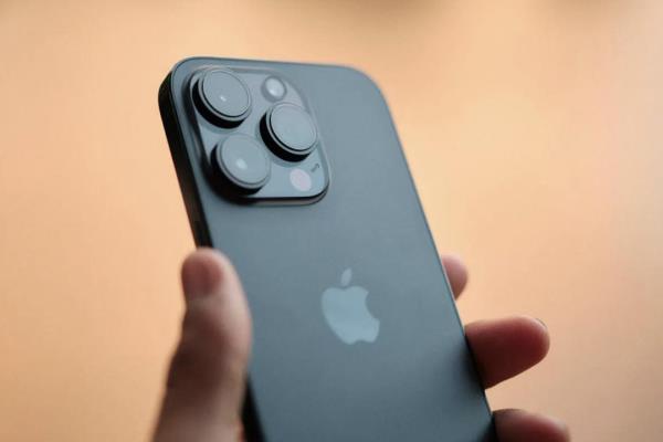 MKBHD认为，苹果iPhone14ProMax有过度加工的问题。