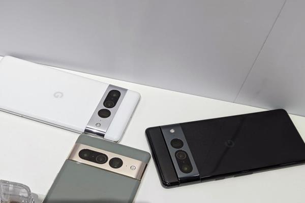 6.7吋Pixel7Pro，有黑、白与雾灰三色。跟前代不一样的是，相机外框改换上亮面铝合金材质。