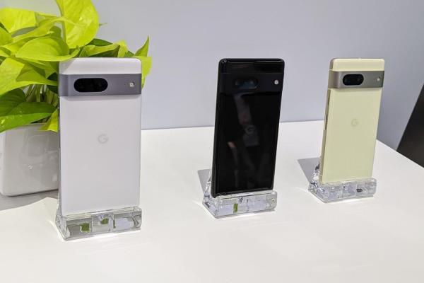 6.3吋Pixel7，有黑、白与香茅绿色三色。相机外框为雾面铝合金材质。