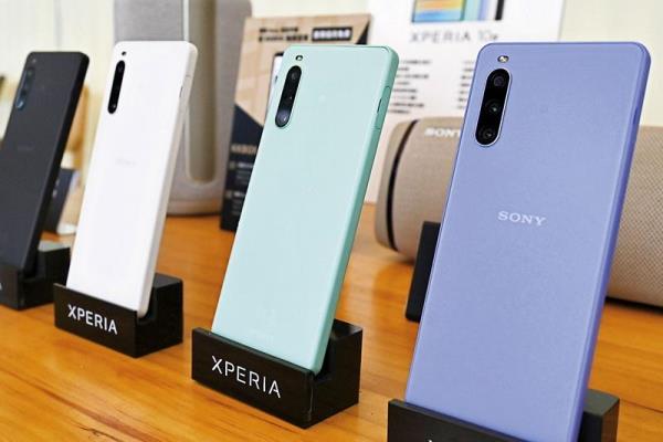 SonyMobile去年六月在台上市的中阶Xperia10IV，推出4种颜色，分别为羽黑（左起）、羽白、羽绿、羽紫。