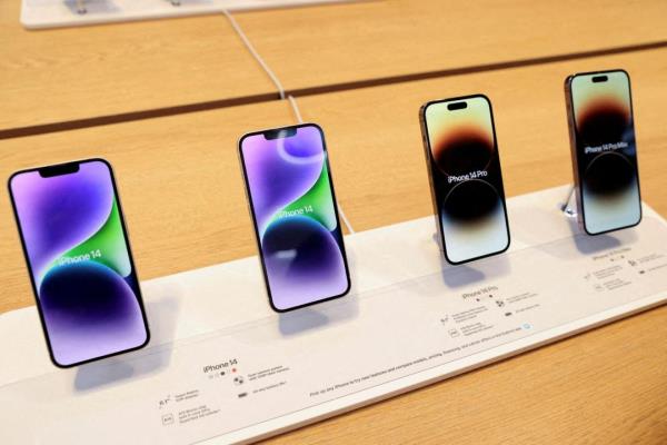 外媒曝苹果致力替新iPhone加入反向无线充电功能。