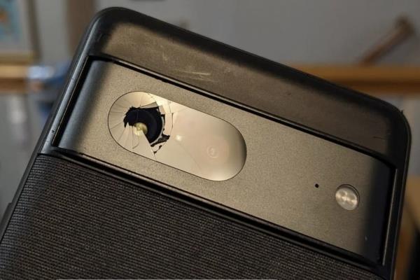 部分国外网友抱怨，自己Pixel7手机的镜头玻璃无故破裂。