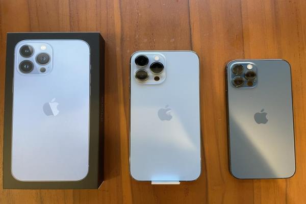 图左至右依序为iPhone13ProMax、iPhone13Pro与iPhone13mini。