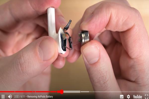 苹果今年十月发布的第三代真无线耳机AirPods，连接电池的电路改为“卡榫式”，有助于后续零件回收处理效率。