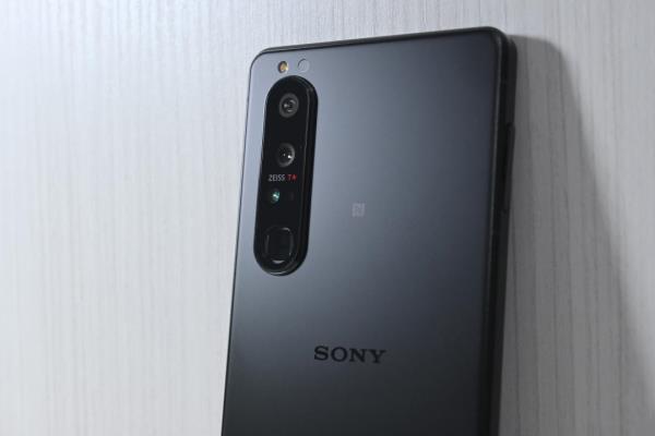 Sony镜头维持靠左的垂直模组，而非主流的方块造型，亮点是最后一颗方形的镜头，为Xperia1III主打的潜望式长焦距相机，单一颗镜头提供2个光学变焦。