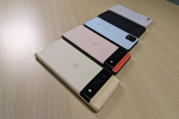 历代Pixel机型由右至左依序为：Pixel6Pro、Pixel6、Pixel5、Pixel4与Pixel3。