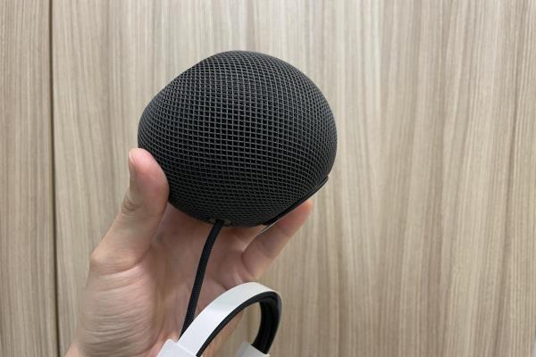 HomePodmini相当小巧，但音质体验超出对这般体积的预期