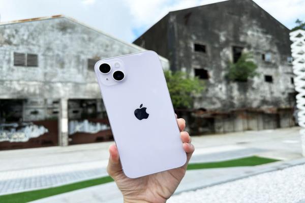 苹果iPhone14Plus拥有大萤幕、机身轻的优点。