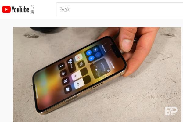 图为头部高度位置摔机后，iPhone13Pro萤幕出现裂痕。