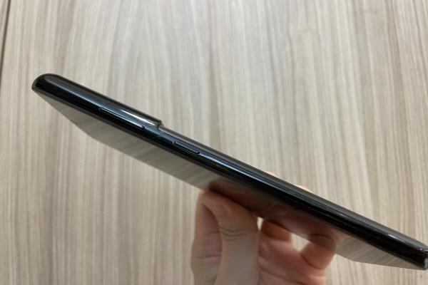 S21Ultra的主相机的边框与侧边框为一体成型，且是S21系列唯一侧边曲面的机型