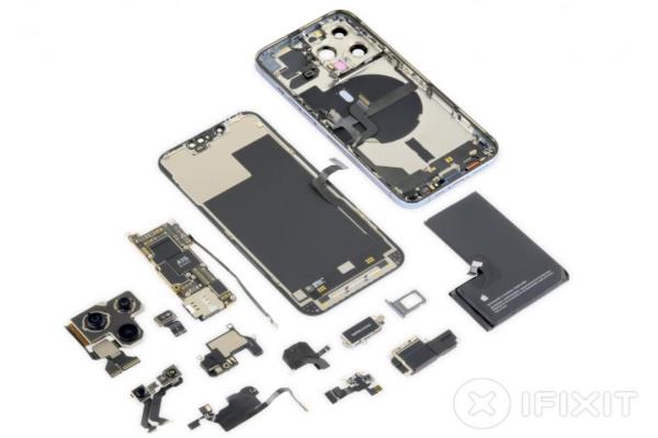 图为iPhone13Pro机身拆解后的内部零件模组。
