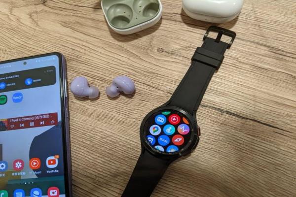 使用GalaxyWatch4手表，也可操控Buds2耳机，查看电量状态。