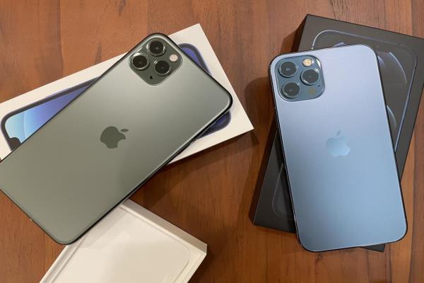 左为iPhone11ProMax夜幕绿色，又为iPhone12Pro太平洋蓝色