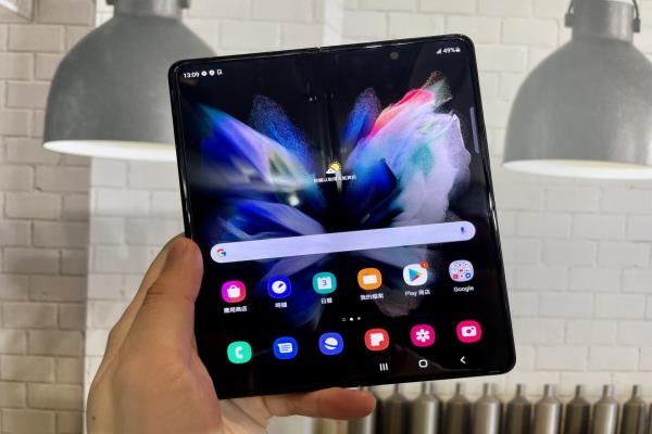 三星开卖新一代折叠机GalaxyZFold3，主打顶规处理效能，并加入SPen、IPX8防水、120Hz高影格率规格。在今年因三星未推出新一代的GalaxyNote系列，形同让ZFlip3及ZFold3两款折叠机接棒过往三星下半年旗舰机的位置，