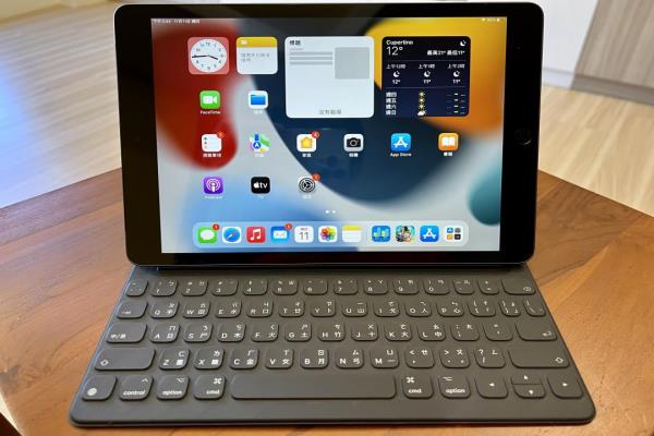 苹果稍早在台推出新一代的基本款iPad，换上较新的A13处理器，同时更新萤幕与前镜头效能，并定价仅台币10,500元起，相较其他款式的iPad便宜台币4,400元起跳，且原厂配件的费用相比起来也更低。