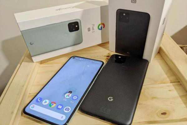 Google首款超轻薄5G手机Pixel5，提供黑色与限量新色灰绿色。