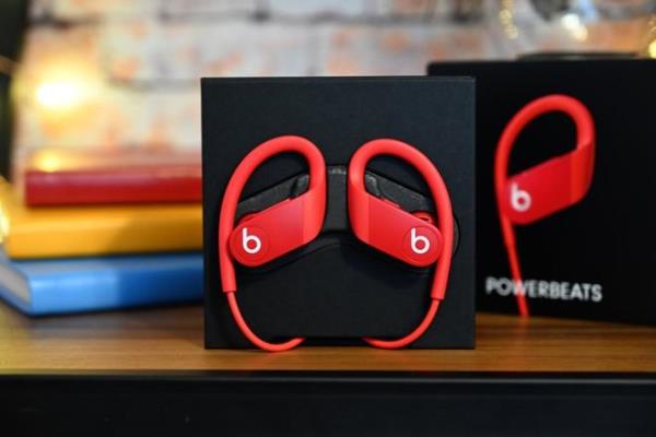 苹果新款无线耳机Powerbeats4。