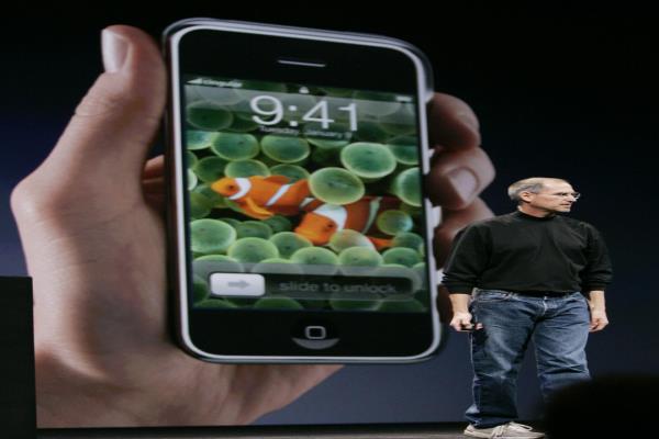 贾伯斯2017年发布初代iPhone，记者会上是经典的小丑鱼桌布。