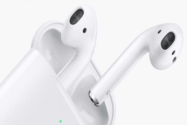 苹果于去年3月推出二代AirPods无限耳机可搭配无线充电盒使用，建议售价6,490元。