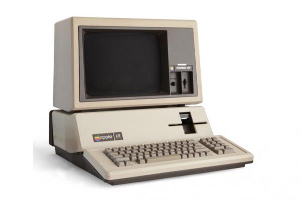 AppleIII，1,980年上市。