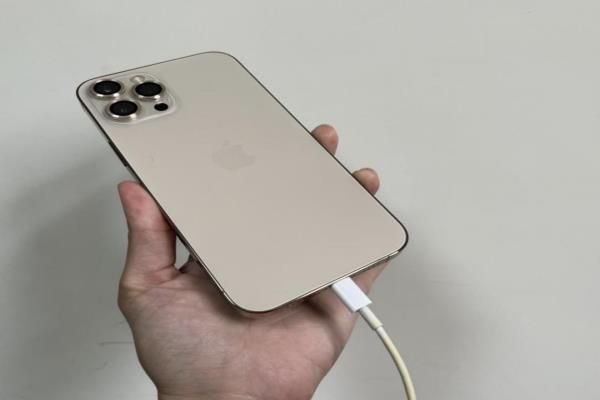 苹果传言明年的iPhone15将淘汰Lightning接孔。