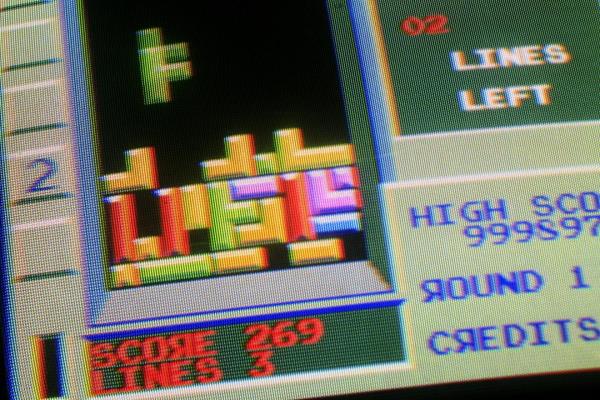 《俄罗斯方块》的英文名为《Tetris》，跟俄罗斯没有关係。