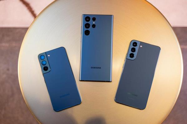 外媒PhoneArena在过去几年对上百款手机做了电力测试。