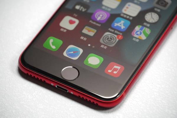 图为最新一代iPhoneSE，依旧保留了Home键TouchID的设计。