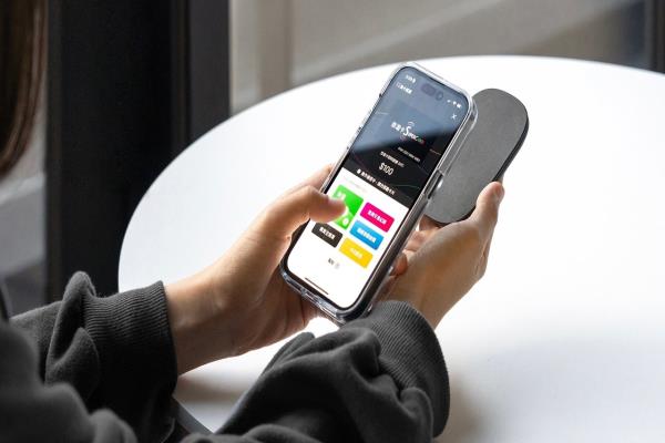 “贴纸悠游卡”拥有超级悠游卡的便利功能，可以直接在手机上用悠游付钱包加值。