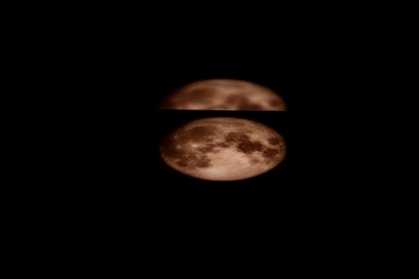 该名网友一样利用PhotoShop将原本月球照片弄模糊并叠在一起，透过三星手机拍照后还是出现月球照。