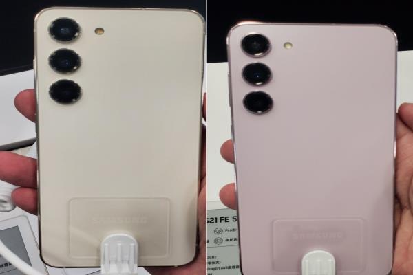 一名网友试玩三星GalaxyS23系列，大赞手机背盖相当好摸。并提到S23（左）的白色接近乳白色，右为S23+。