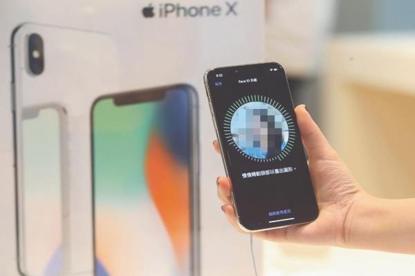 一名网友手中有支旧iPhoneX，因收讯功能失常宣告“退役”，但乡民们建议除了收藏之外还有更好的用途。