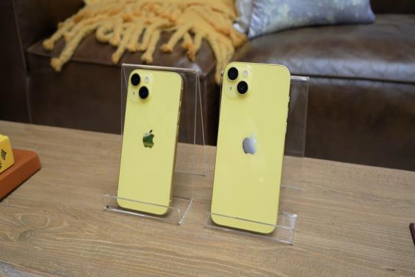 国外YouTuber“katamogz”抢先开箱iPhone14和iPhone14Plus的黄色版新机，实机看起来像是“浅黄色”，也实测它真的可以开机，并非模型机。