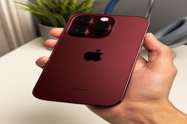 iPhone15Pro系列将加入深红色配色，质感更为增加，有外媒Po出模型机照片，被果粉赞赏想买。