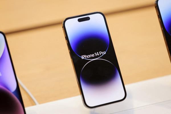 一名网友在三星手机坏掉后，决定买iPhone14Pro使用，没想到一试成主顾。