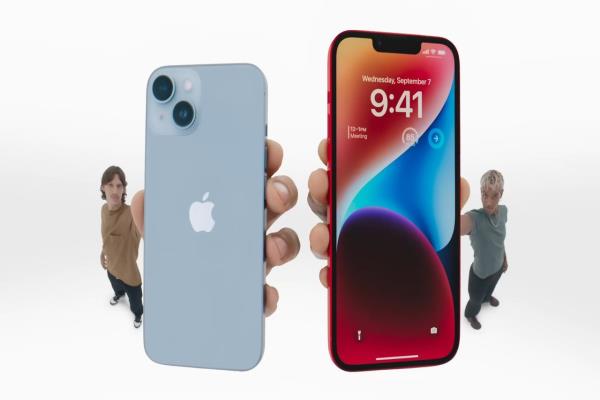 平价版6.7吋iPhone14Plus（右）销量弱，传苹果今年再次调整销售策略。左为6.1吋iPhone14。