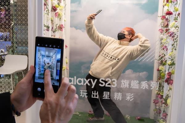 中国三星于微风南山旗舰体验馆打造星粉VIP专属休憩空间和“星潮玩乐区”，“植感摄影棚”运用SamsungGalaxyS23Ultra旗舰2亿画素镜头，化身潮流杂誌封面主角。