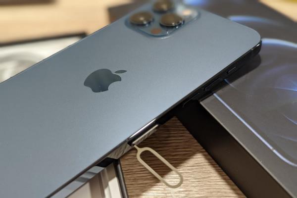 替“无孔 iPhone”铺路？传苹果特规新机淘汰实体 SIM 卡