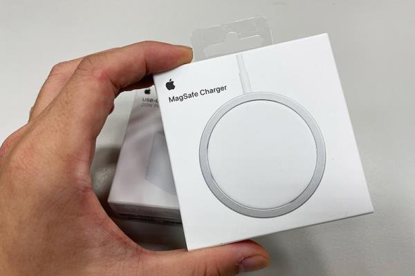 实测苹果 Magsafe 无线充电器！搭配 iPhone 12 小心有“烙印”